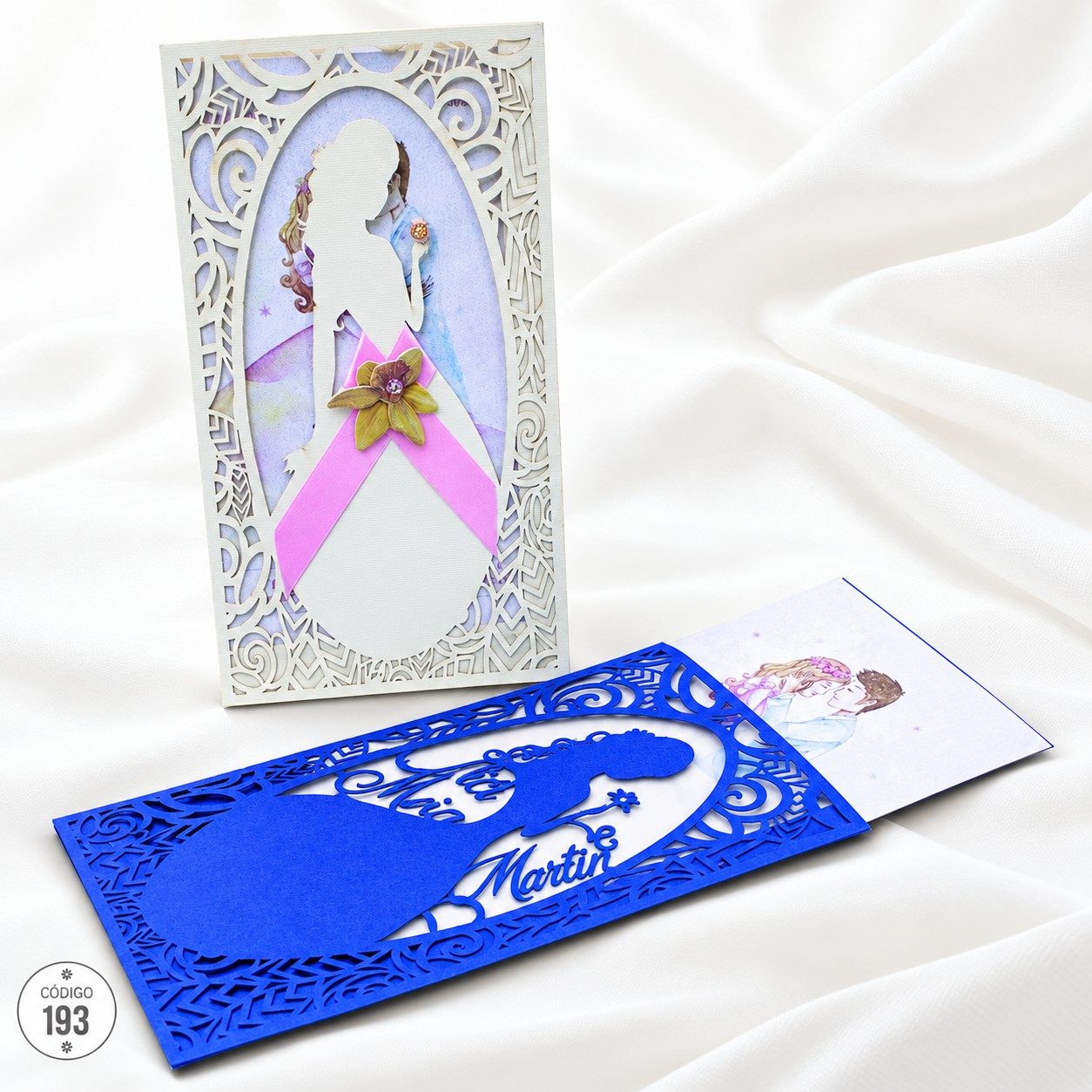 Invitación de 15 años · Silueta de quinceañera en marco ovalado · 193