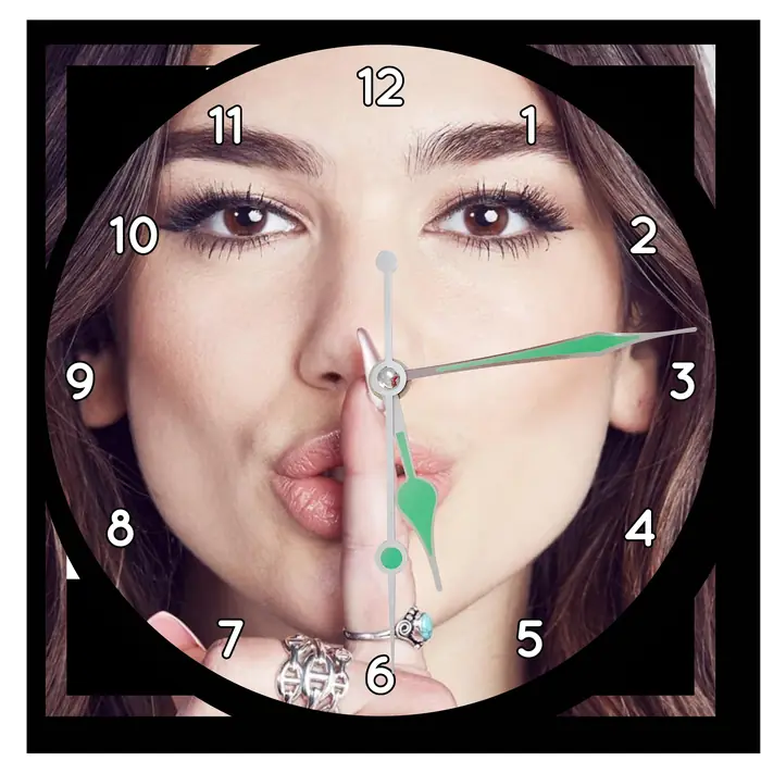 Reloj Dua Lipa con gesto de silencio · MUS-020