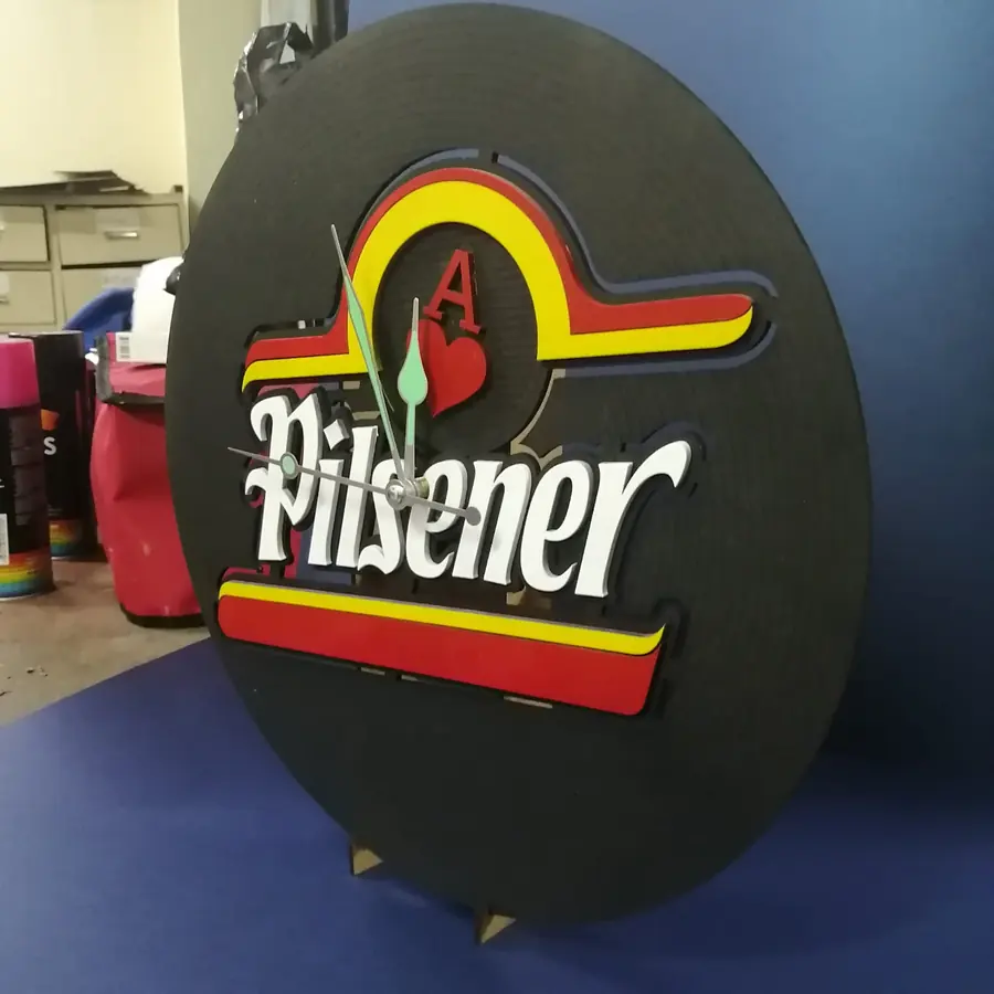 Reloj Pilsener en carátula negra · PTB-006