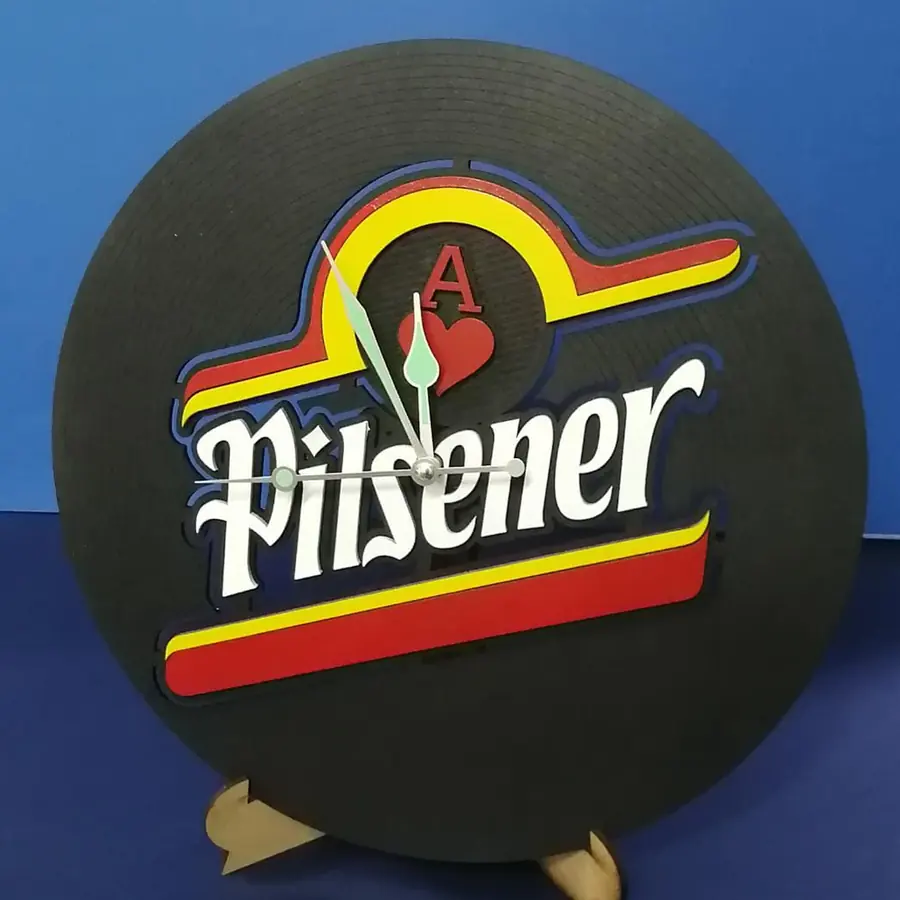 Reloj Pilsener con emblema central · PTB-007
